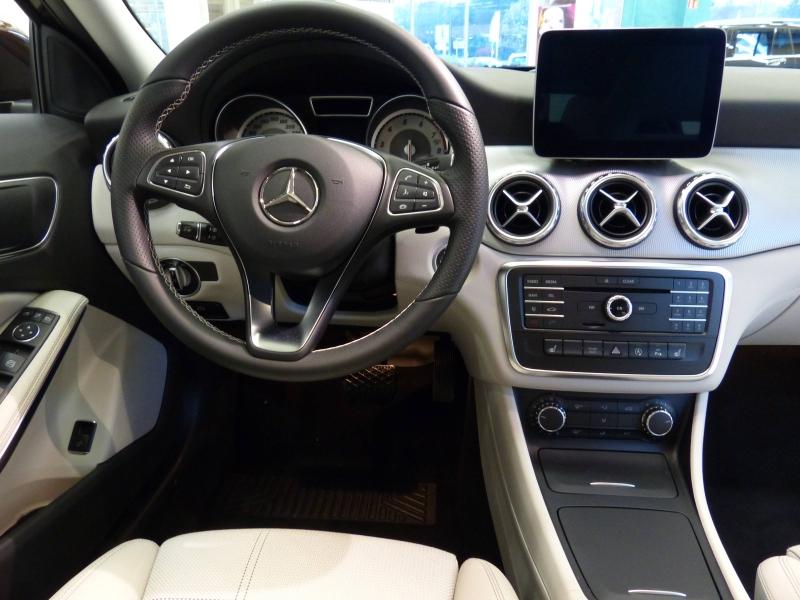 MERCEDES-BENZ GLA - 200 Sensation 7G-DCT