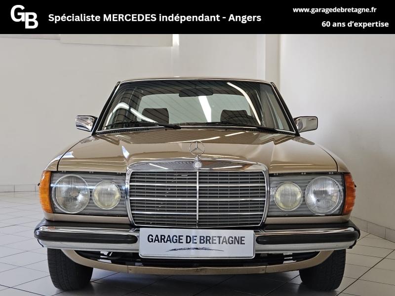 MERCEDES-BENZ 200 - W123 Berline