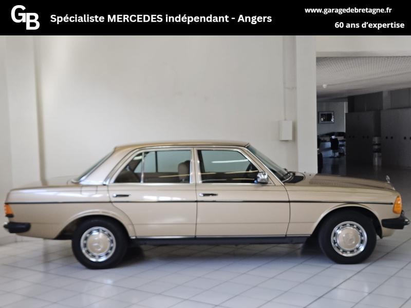 MERCEDES-BENZ 200 - W123 Berline