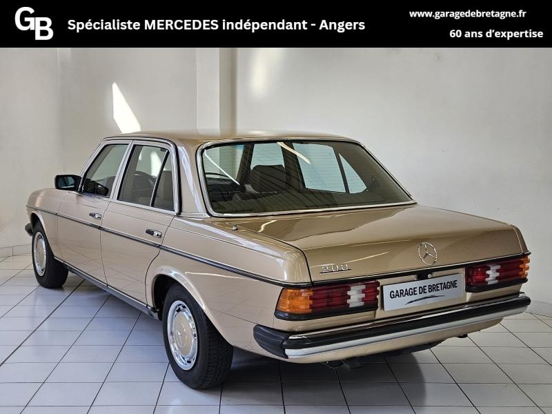 MERCEDES-BENZ 200 - W123 Berline
