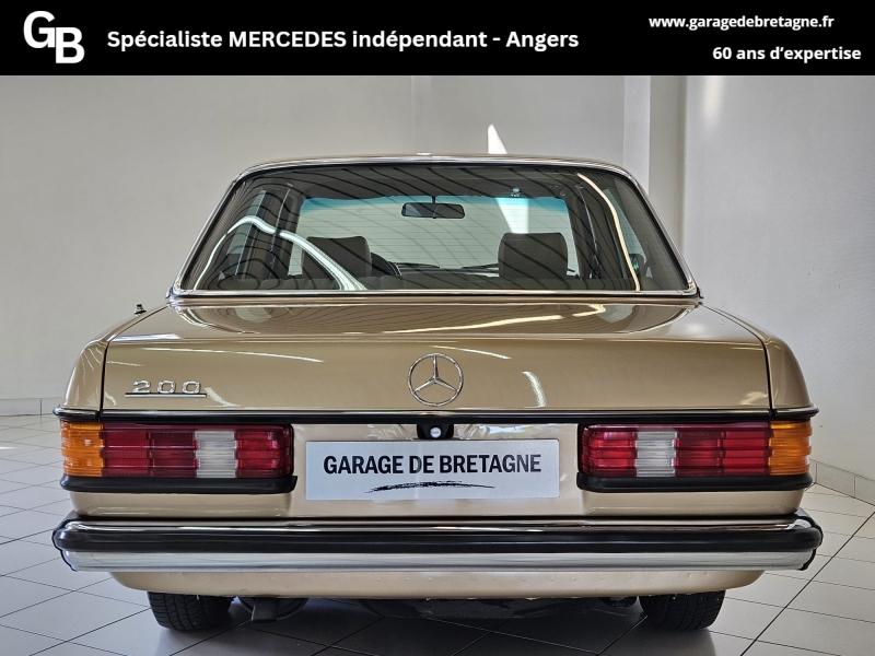MERCEDES-BENZ 200 - W123 Berline
