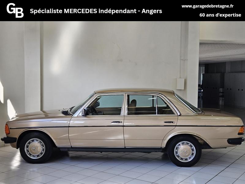 MERCEDES-BENZ 200 - W123 Berline