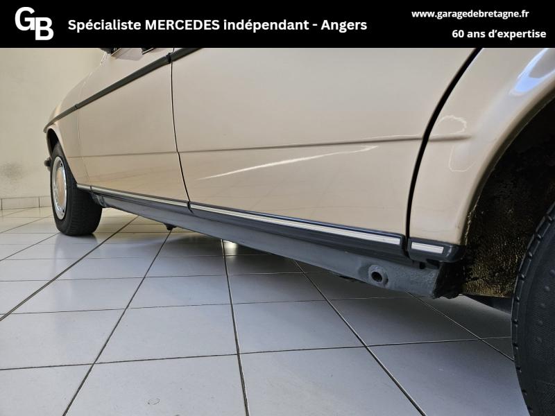 MERCEDES-BENZ 200 - W123 Berline