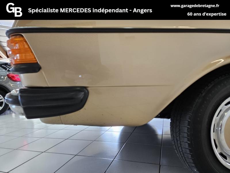 MERCEDES-BENZ 200 - W123 Berline