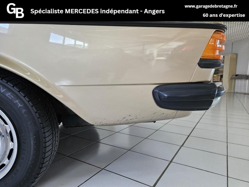 MERCEDES-BENZ 200 - W123 Berline