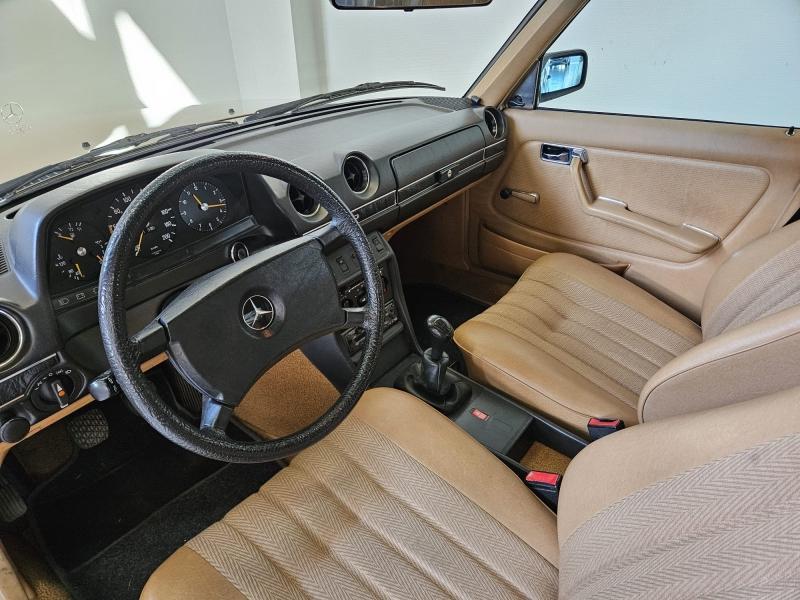MERCEDES-BENZ 200 - W123 Berline