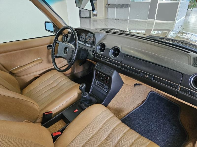 MERCEDES-BENZ 200 - W123 Berline