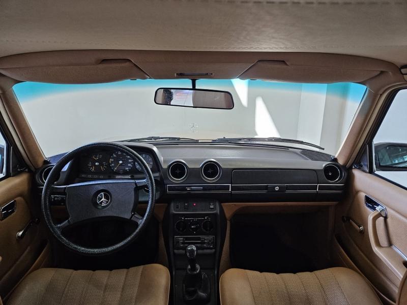 MERCEDES-BENZ 200 - W123 Berline