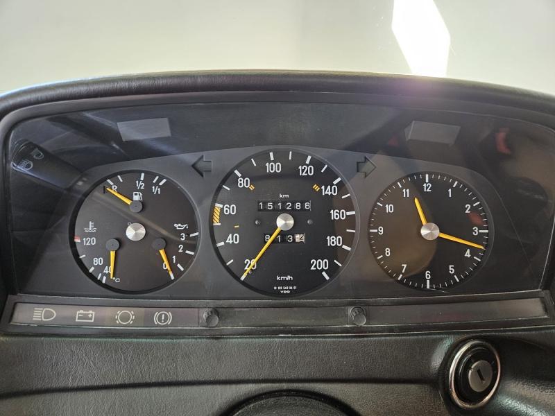 MERCEDES-BENZ 200 - W123 Berline