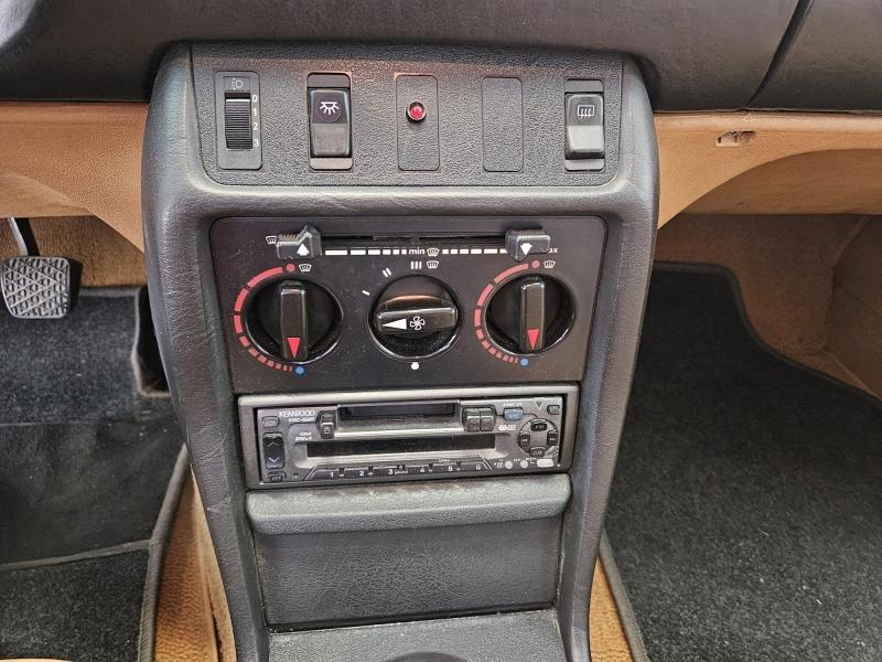 MERCEDES-BENZ 200 - W123 Berline
