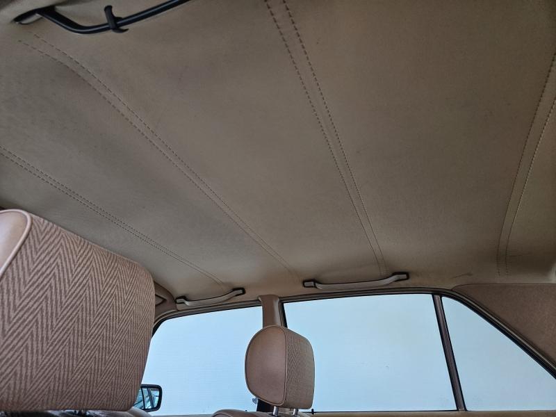 MERCEDES-BENZ 200 - W123 Berline