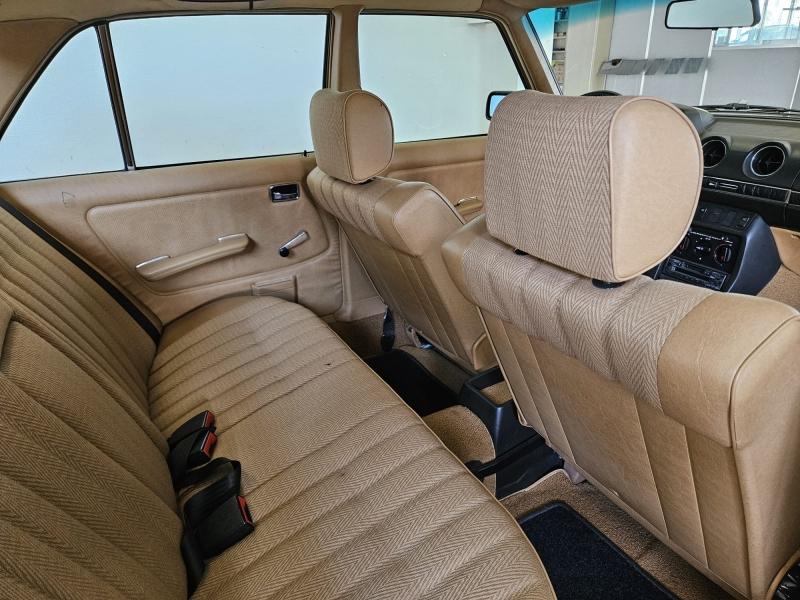 MERCEDES-BENZ 200 - W123 Berline