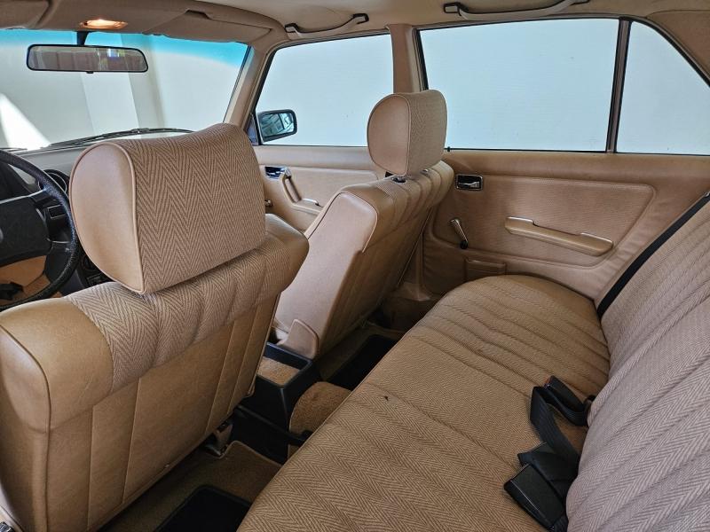 MERCEDES-BENZ 200 - W123 Berline